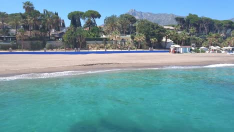 Drone-Vista-De-Playa-Soleada-En-Marbella,-Málaga,-España