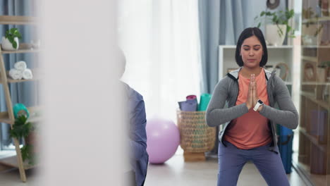 Ältere-Frau,-Zu-Hause-Und-Stretching-Im-Yoga