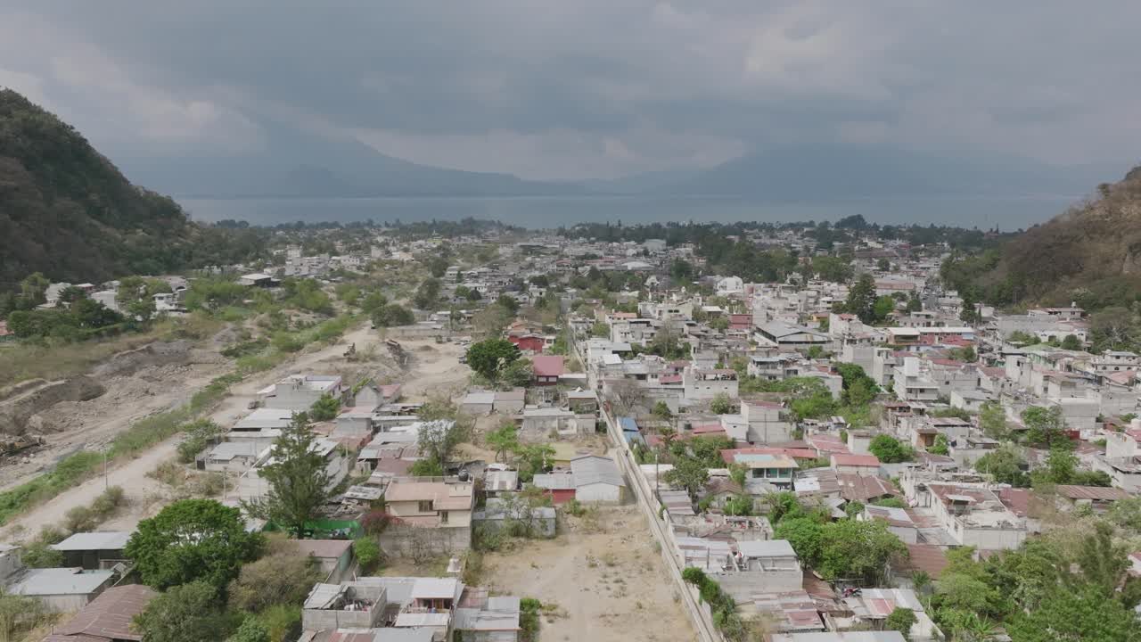 Flyr over husene i Panajachel, Guatemala, med Atitlánsjøen i bakgrunnen.