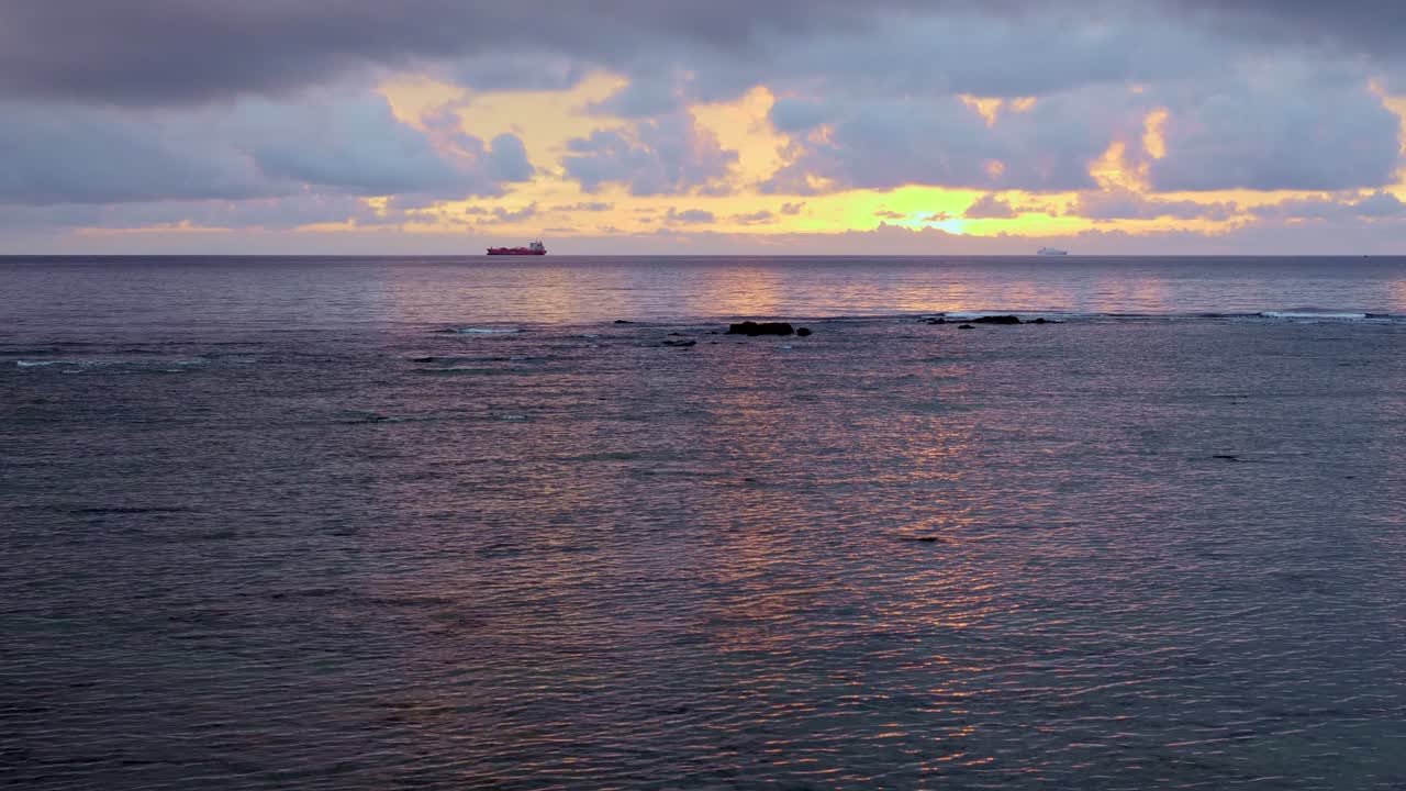 슬로우 모션으로 일몰 시 맑고 잔잔한 바닷물