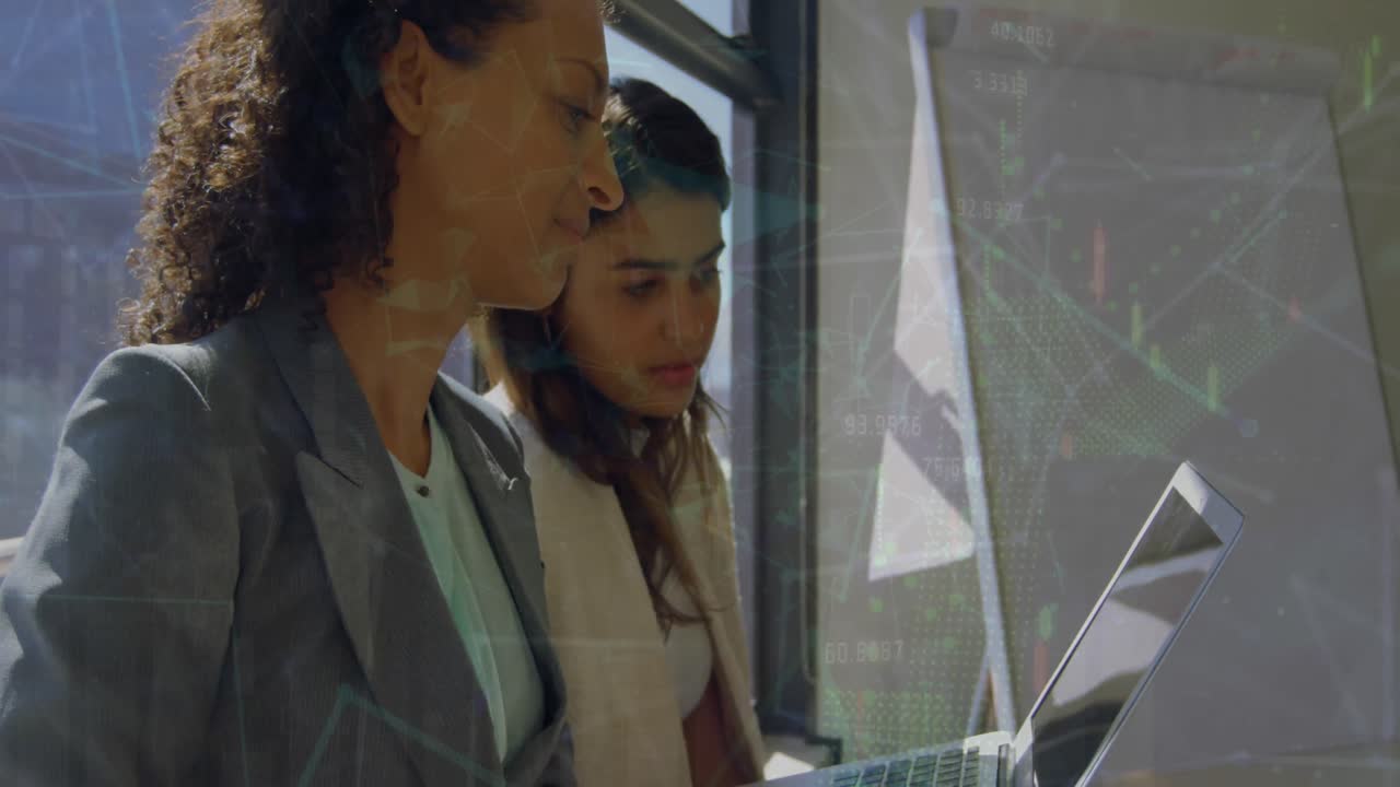 animación del procesamiento de datos sobre gente de negocios biracial en la oficina