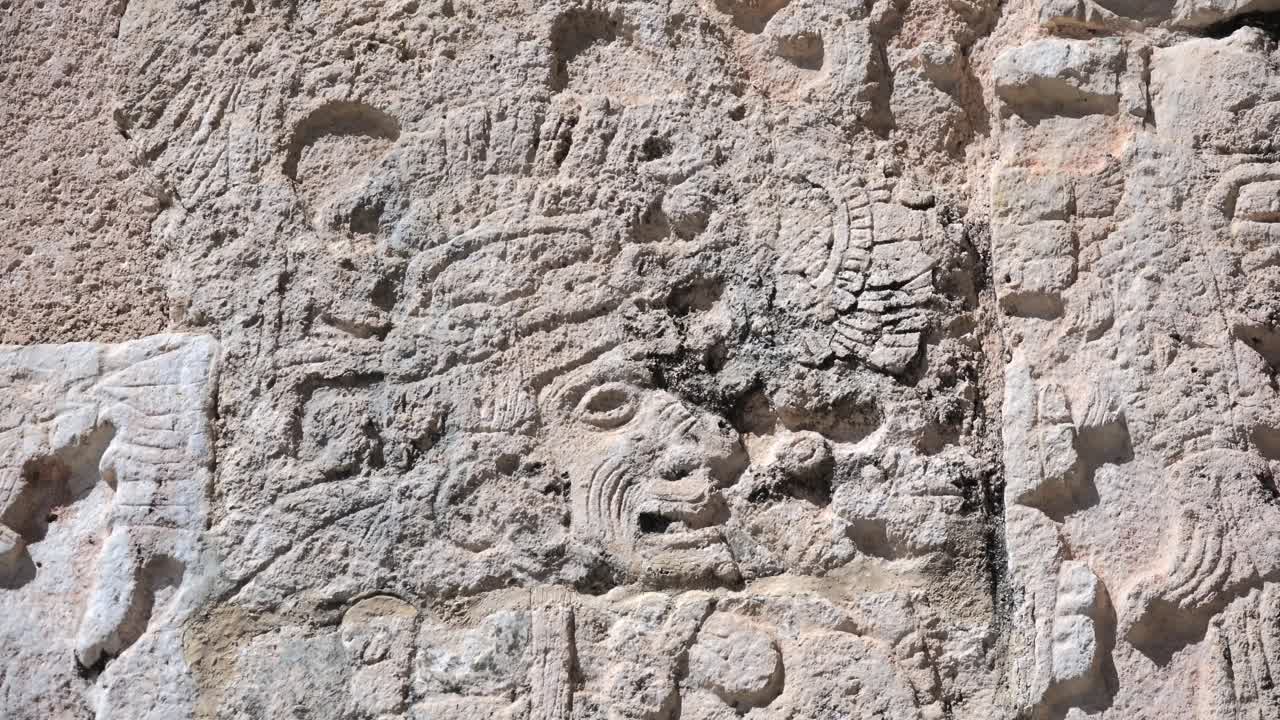 imágenes en la cancha de pelota, sitio arqueológico de chichen itza gran juego de pelota, chichen itza yucatán méxico