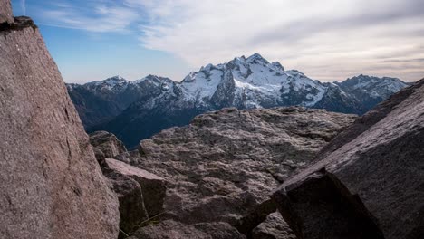 hiperlapso en cámara lenta hacia la cima del macizo nevado cima d&#39;asta, trentino