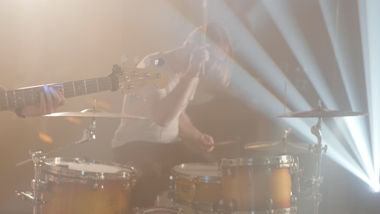 Esibizione dal vivo di una band con Cantante, Bassista, Pianista, Batterista e Chitarrista