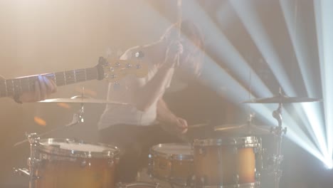 actuación en vivo de la banda con cantante, bajista, pianista, baterista y guitarrista