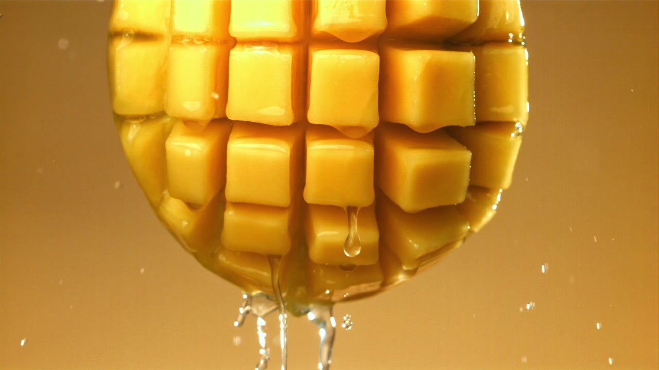 Rallentatore: Acqua che gocciola da un mango appena tagliato