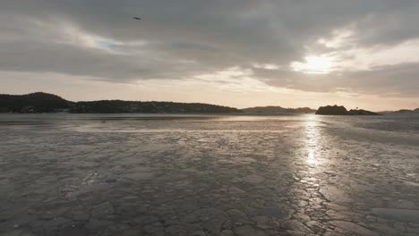 Lago-Cubierto-De-Hielo-En-Noruega