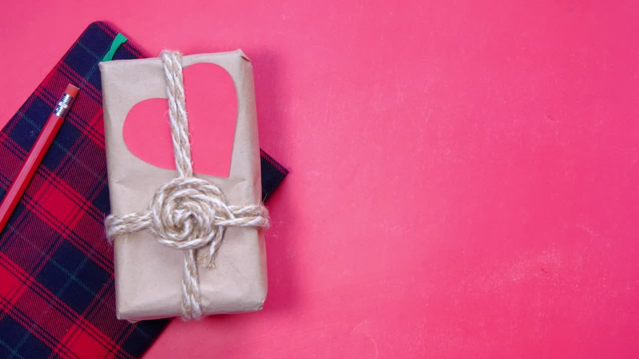 con un corazón en un fondo rojo regalo