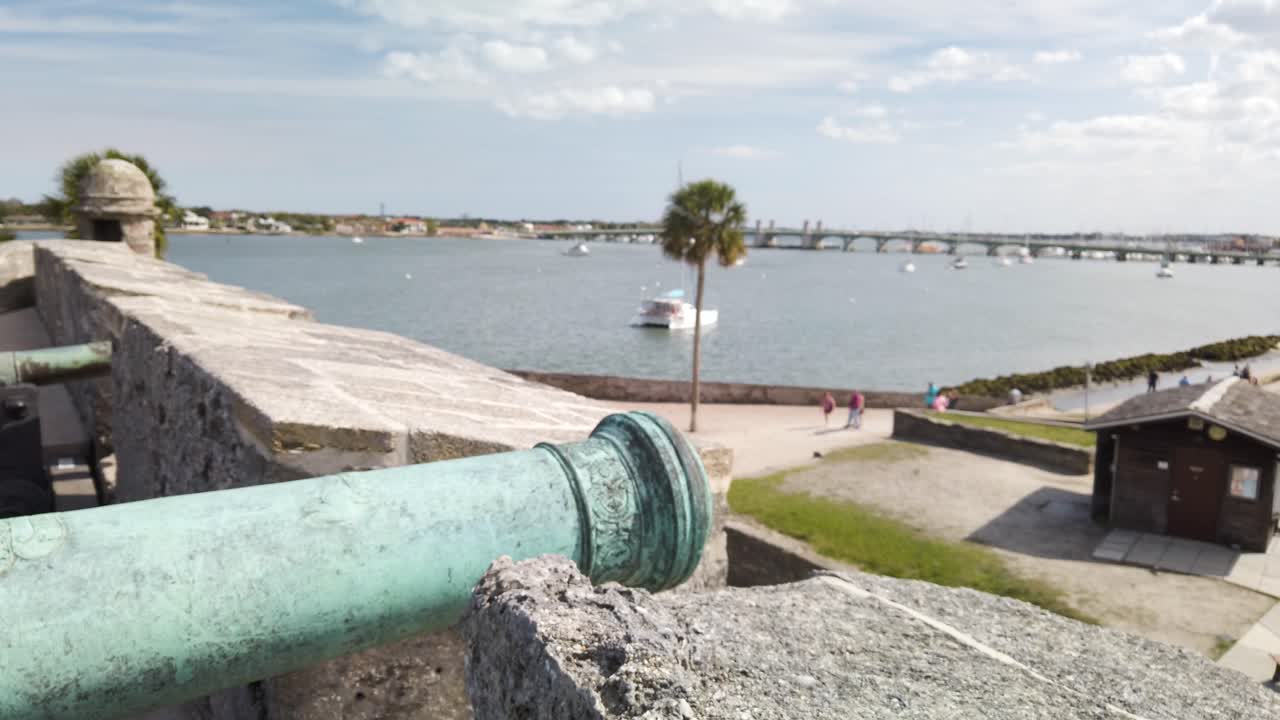 cañón histórico con vistas a la bahía desde la fortaleza en st.