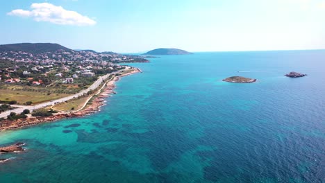 increíble agua turquesa en la costa egea de ática sunio filmado por un dron