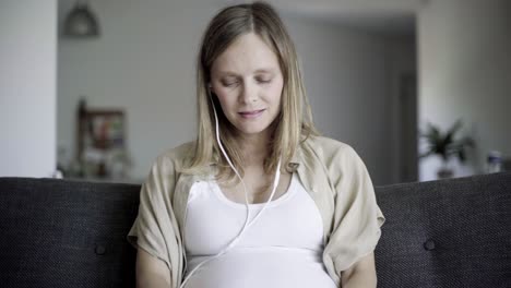 Hermosa-Futura-Madre-Sentada-En-El-Sofá-En-Casa-Y-Relajándose