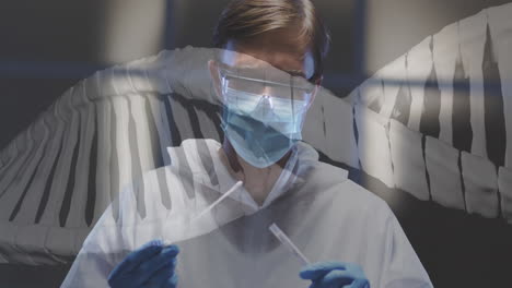 animación de una cadena de adn sobre un médico caucásico en traje de ppe preparando una prueba de swab de covid