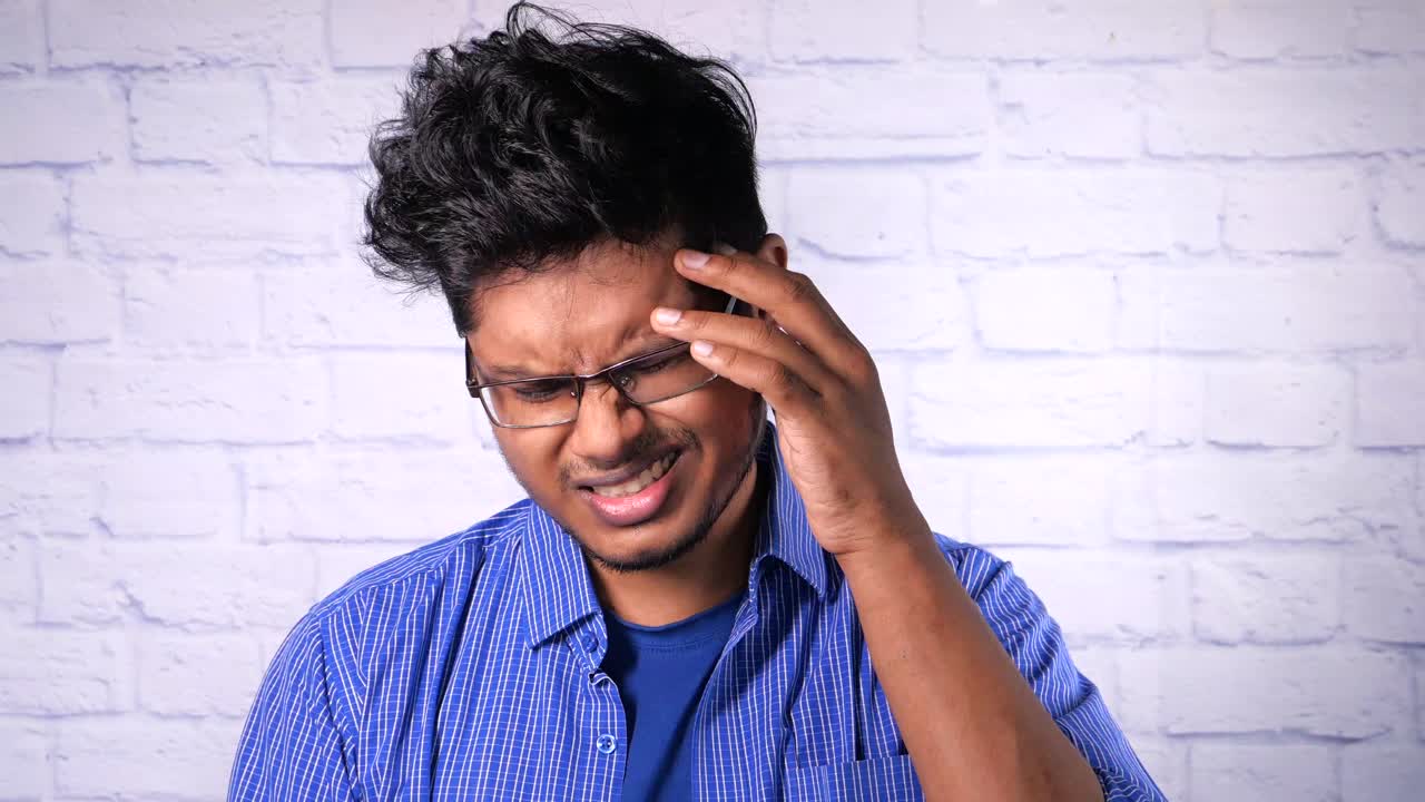 hombre con dolor de cabeza