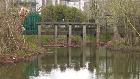 4k-Wasserdamm,-Dammstruktur,-Tore-Für-Den-Wasserfluss-Im-Flusston-Taunton-Somerset