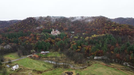 vista aérea de la montaña mística en la niebla con el santuario de nuestra señora de guadalupe en la crosse, wisconsin