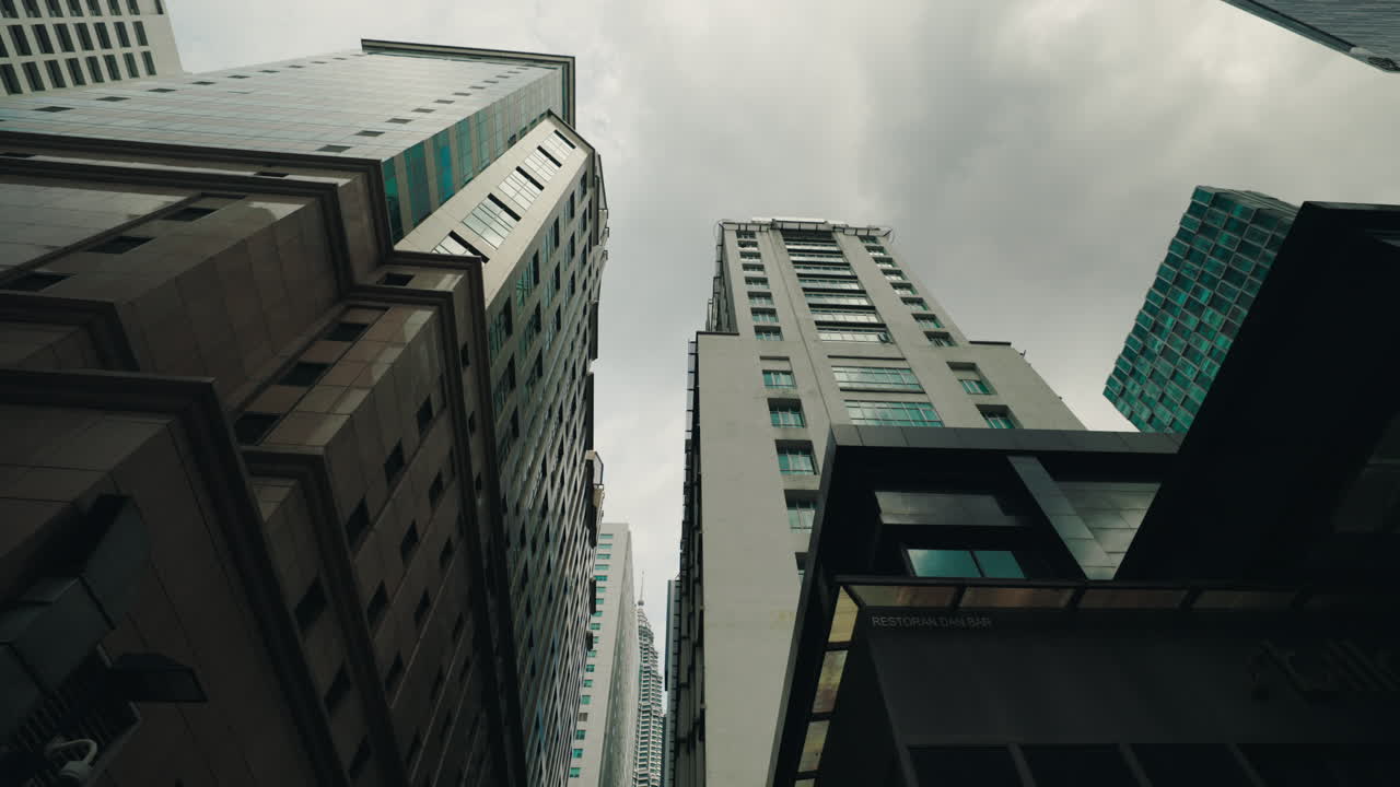 vista de ángulo bajo de rascacielos en una ciudad