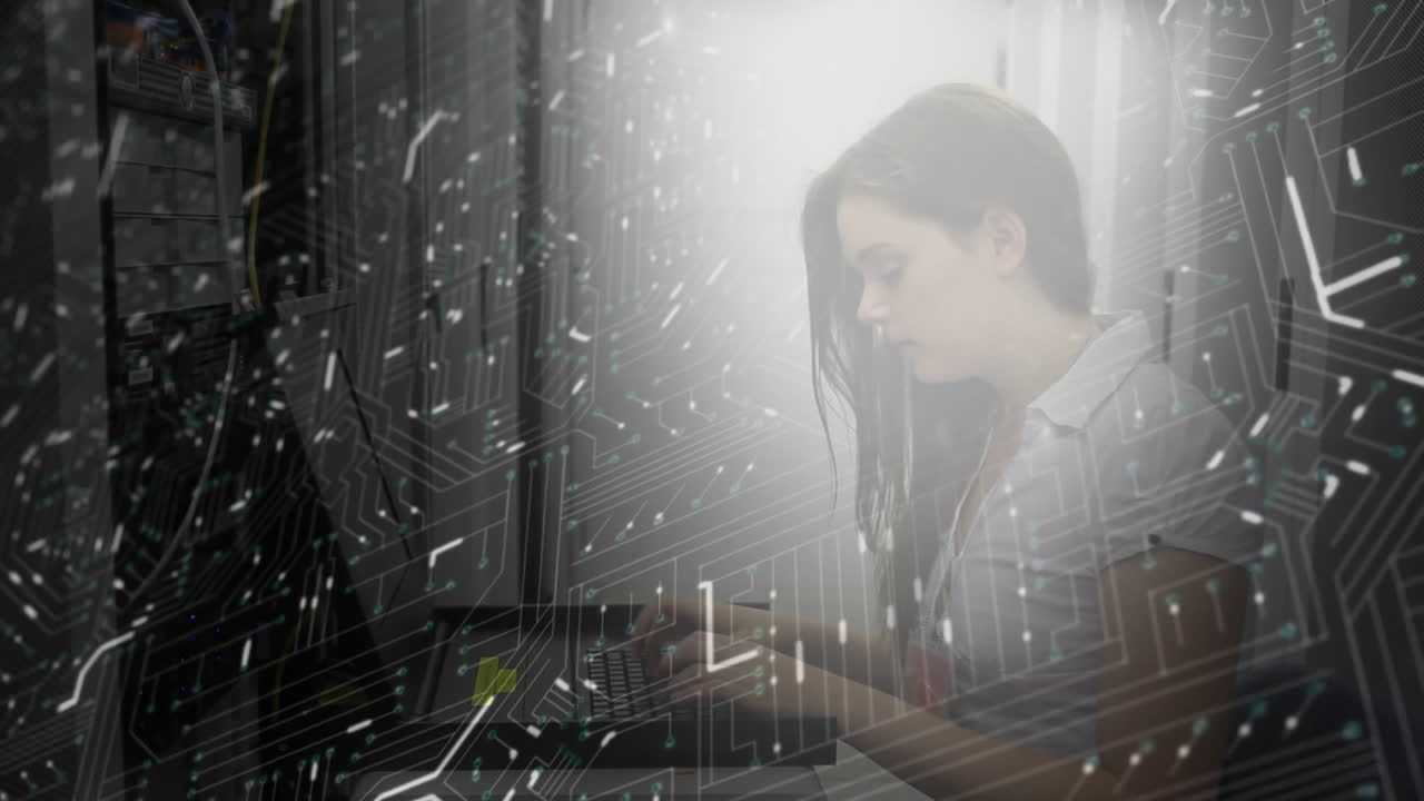 빛나는 메인보드가 전면으로 움직이는 동안 컴퓨터 서버에서 일하는 여성