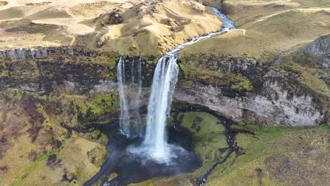 Seljalandsfoss-Islandia-Cara-Frontal-De-Las-Cascadas-Vista-Aérea-Imágenes-De-Drones-4k