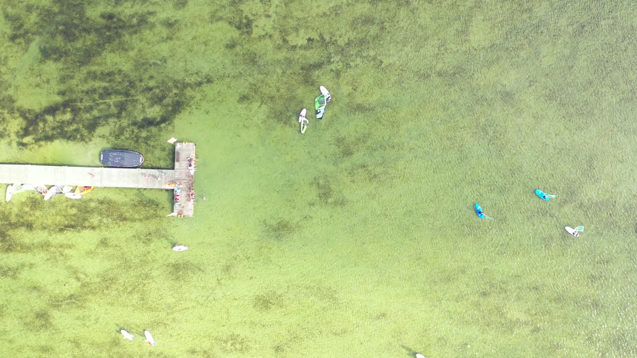 윈드서핑 연습 중인 사람들