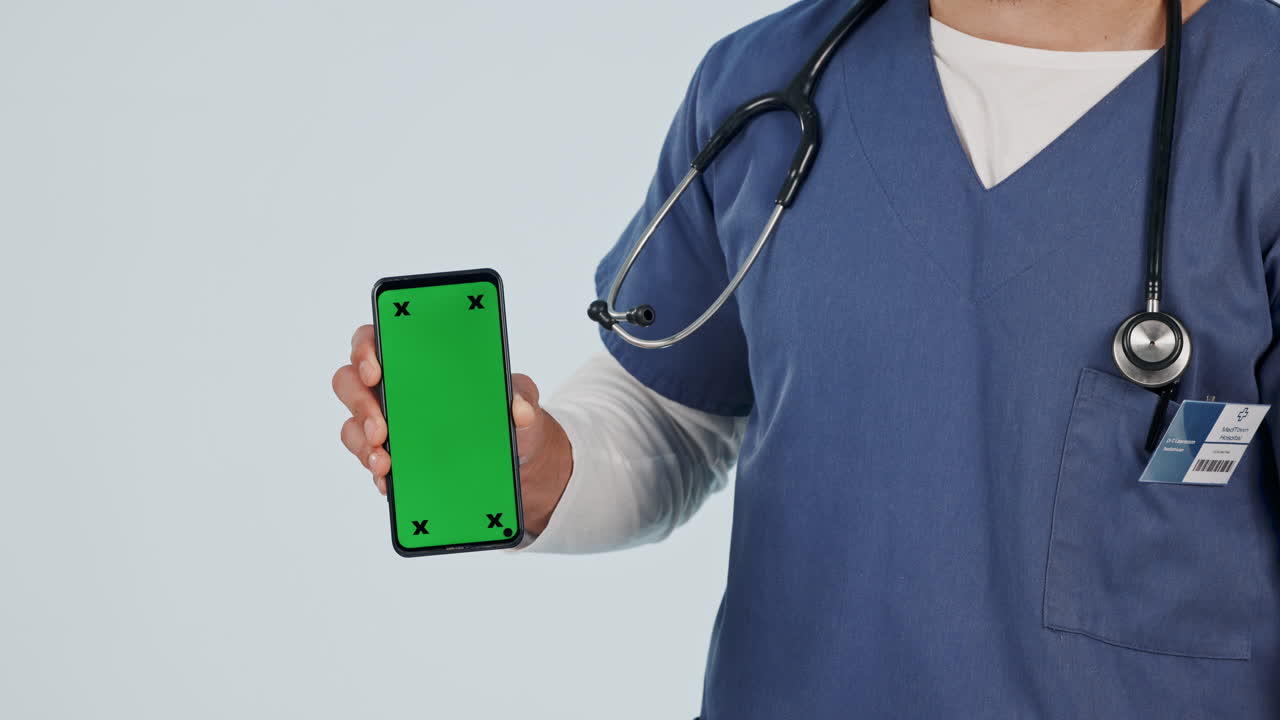 Enfermera, pulgar arriba y teléfono con pantalla verde