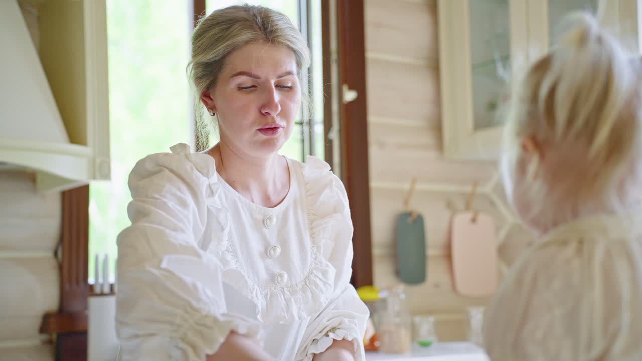 어머니 와 딸 이 부 에서 함께 베이킹 하고 있다