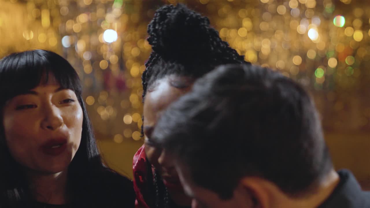 가라오케 바에서 노래하는 친구들의 그룹 추적 샷