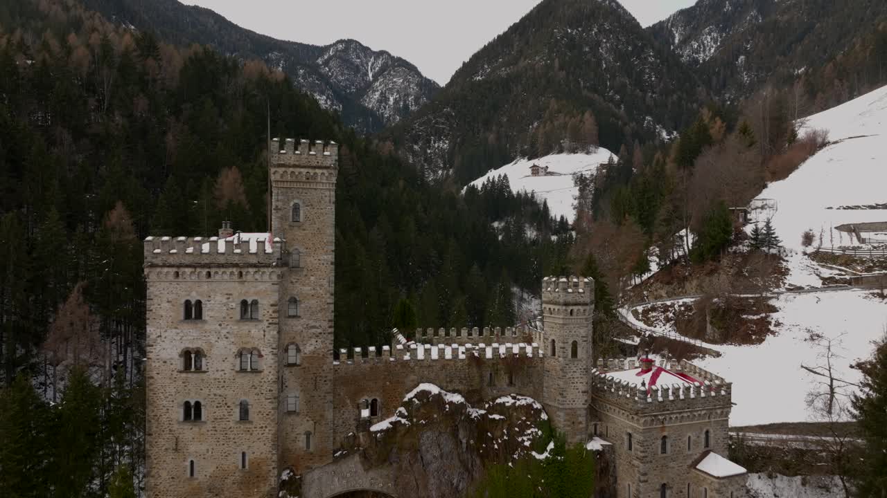 espléndida vista aérea del castillo de gernestein ubicado en los dolomitas durante el invierno