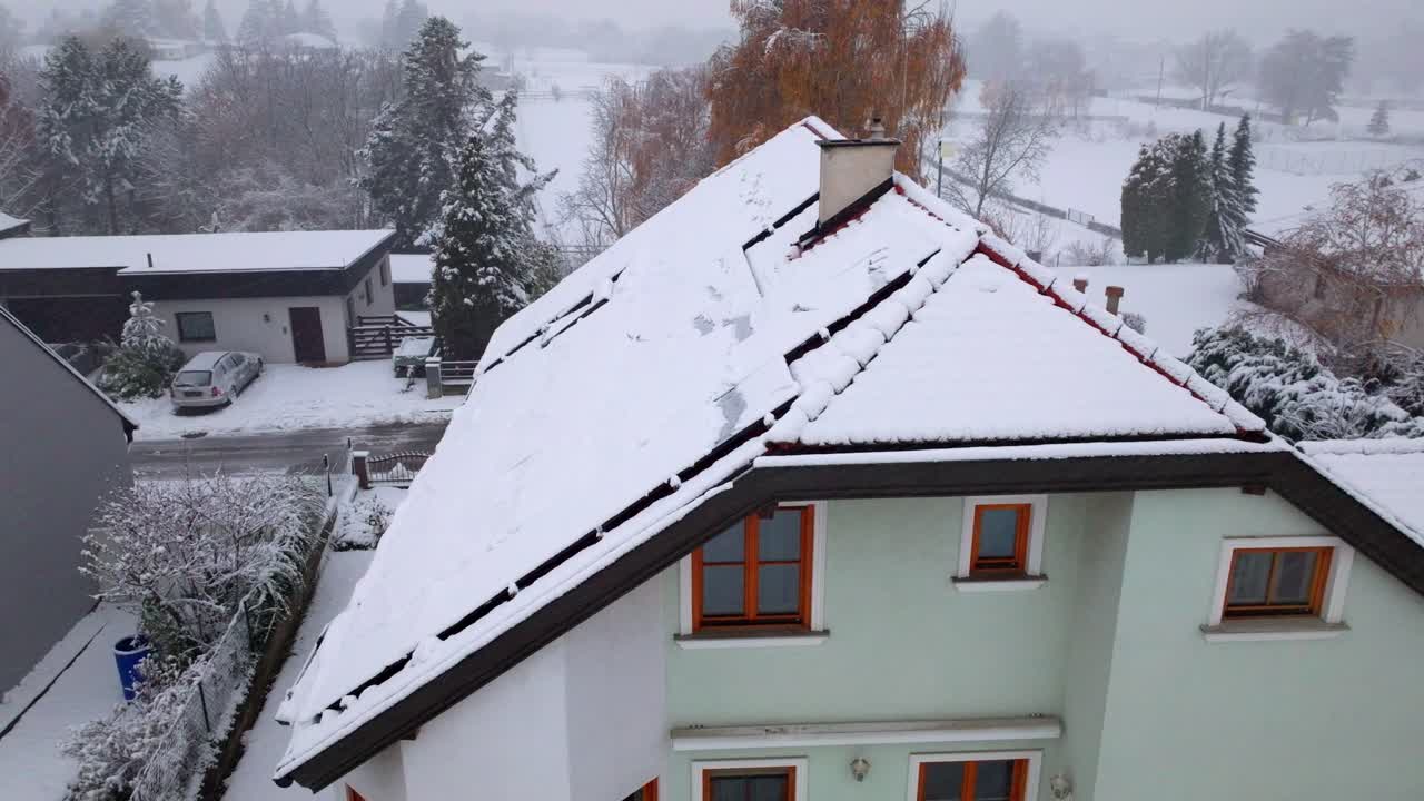 paneles solares en el techo de la casa cubierto de nieve en invierno