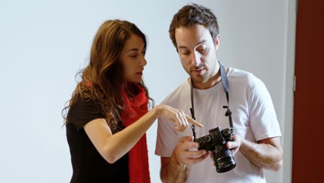 fotógrafo masculino y modelo discutiendo sobre fotos 4k