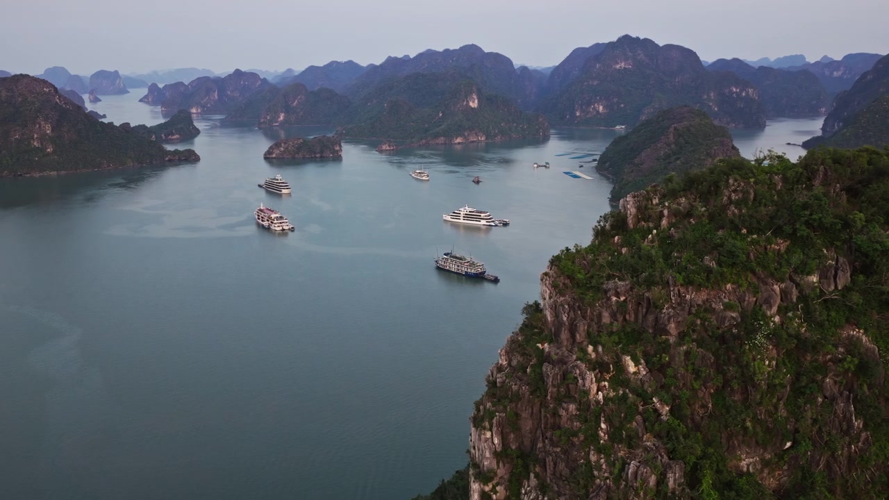 Quang cảnh Vịnh Hạ Long từ trên cao với các tàu du lịch ở Việt Nam.