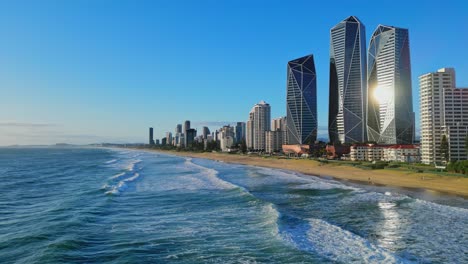 Video-Aéreo-De-Drones-Del-Paraíso-De-Los-Surfistas,-Queensland,-Australia,-Con-Vista-Al-Océano-Y-A-La-Ciudad