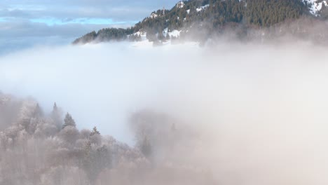 nebeliger winterblick auf die karpaten in rumänien