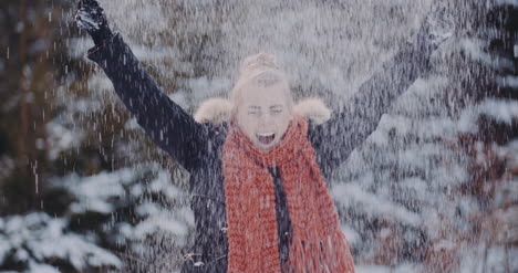 Handvoll-Schneepositive-Frau,-Die-Schnee-Wirft