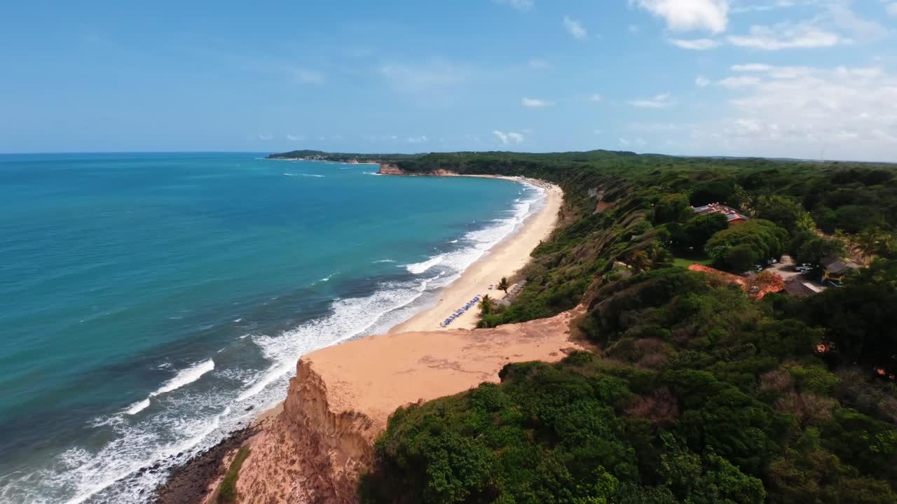 hermoso paisaje de la costa tropical del norte de brasil cerca de pipa en rio grande do norte, brasil en un cálido y soleado día de verano