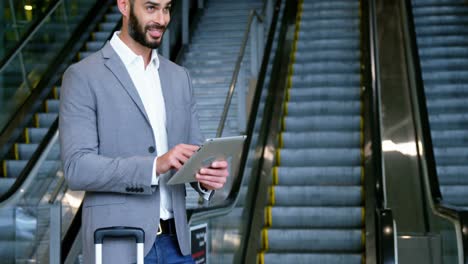 hombre de negocios usando una tableta digital