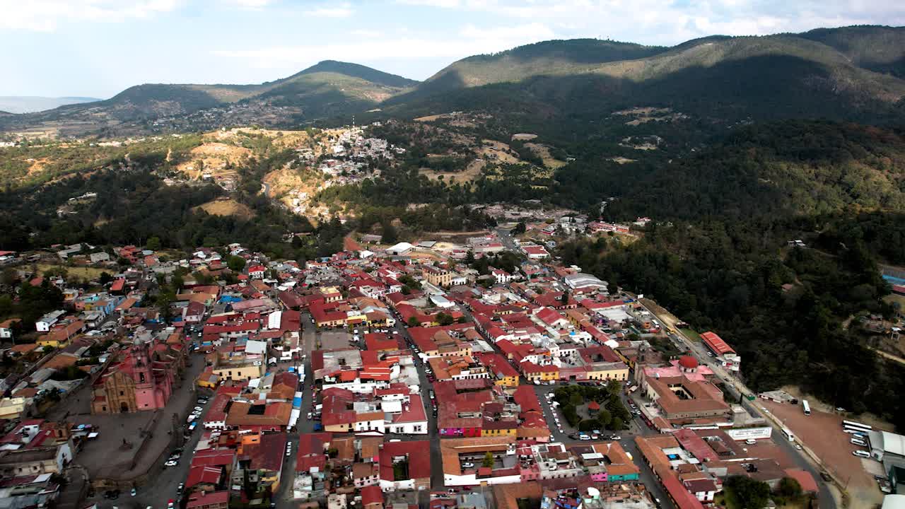 tomada aérea de la ciudad mágica de tlalpujahua en michoacan, méxico