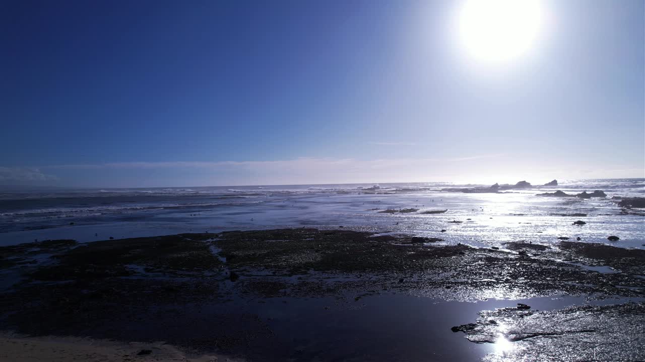 기둥 포인트 매버릭스 해변을 가로질러 오른쪽으로 이동