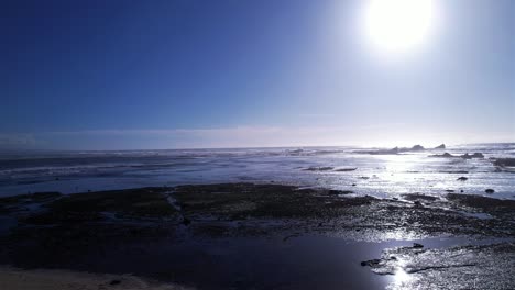 pan a la derecha a través de pillar point mavericks beach