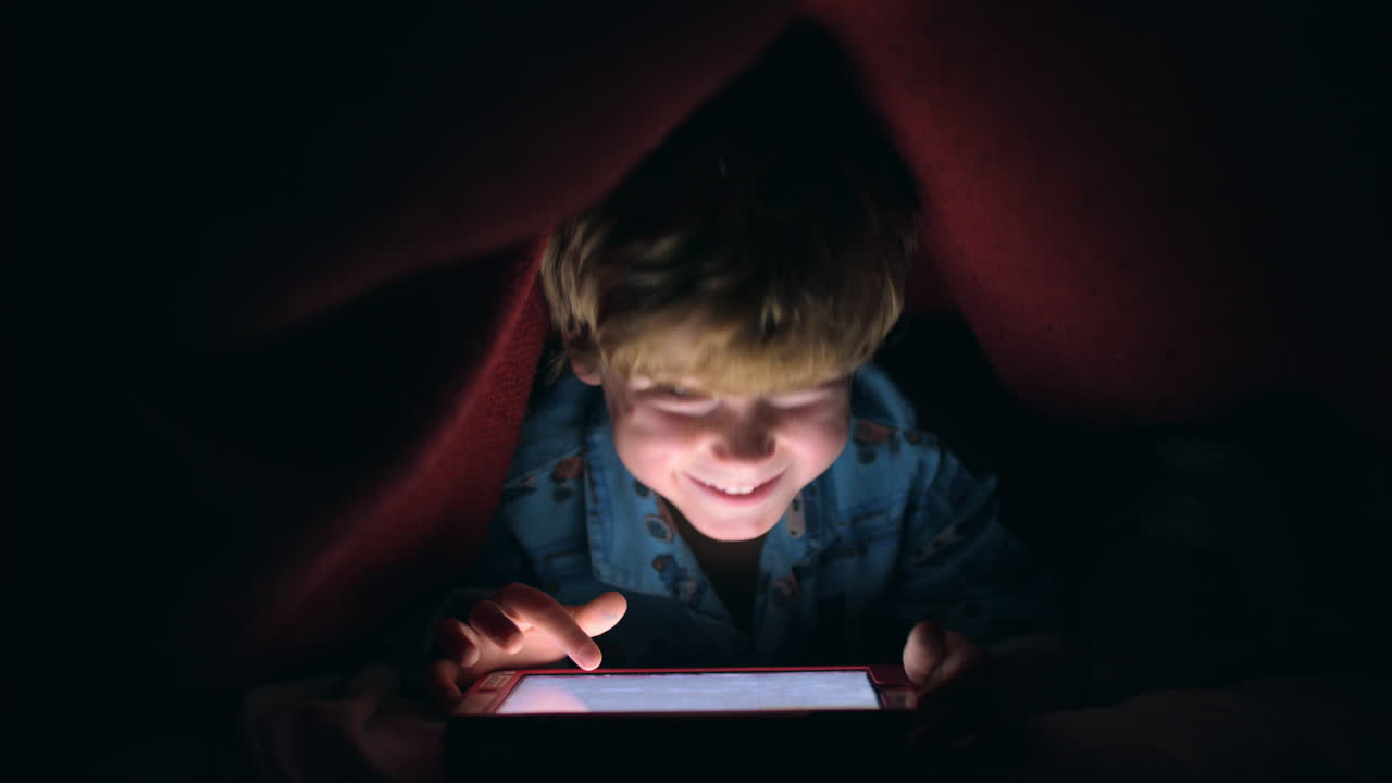 не ложится спать после сна.