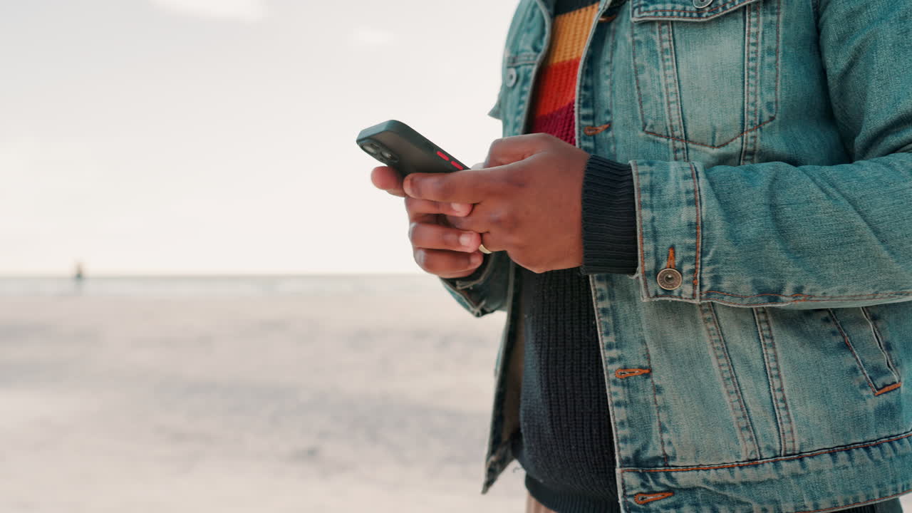 playa, teléfono y primer plano de las manos escribiendo un texto