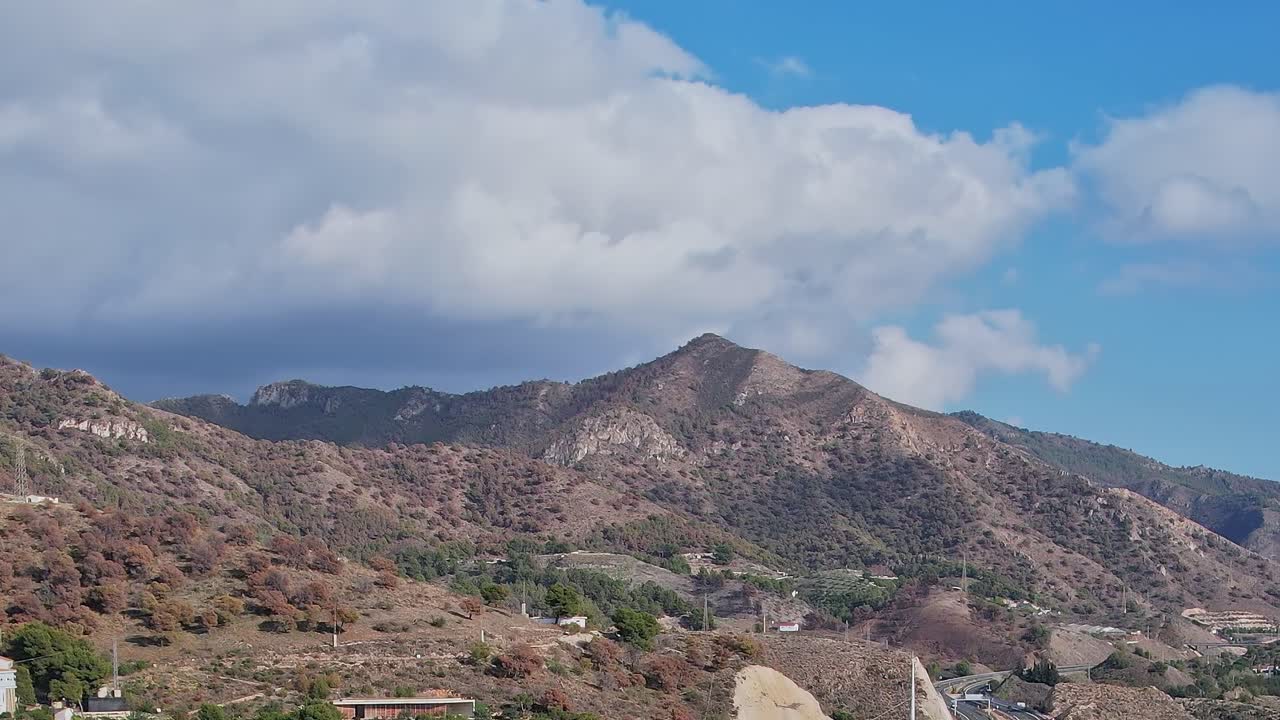 Vista panoramica delle montagne sotto un cielo azzurro in Andalusia