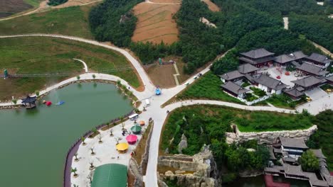 Weihai-Huaxia-Cheng-Luftaufnahme-Des-Wasser--Und-Vergnügungsparks,-Chinesisches-Malerisches-Reiseziel-Für-Wochenendausflügler-Und-Familien