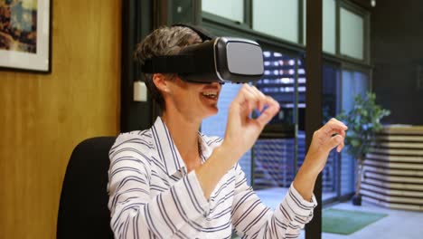 Geschäftsfrau-Gestikuliert,-Während-Sie-Virtual-Reality-Headset-Im-Büro-4K-Verwendet