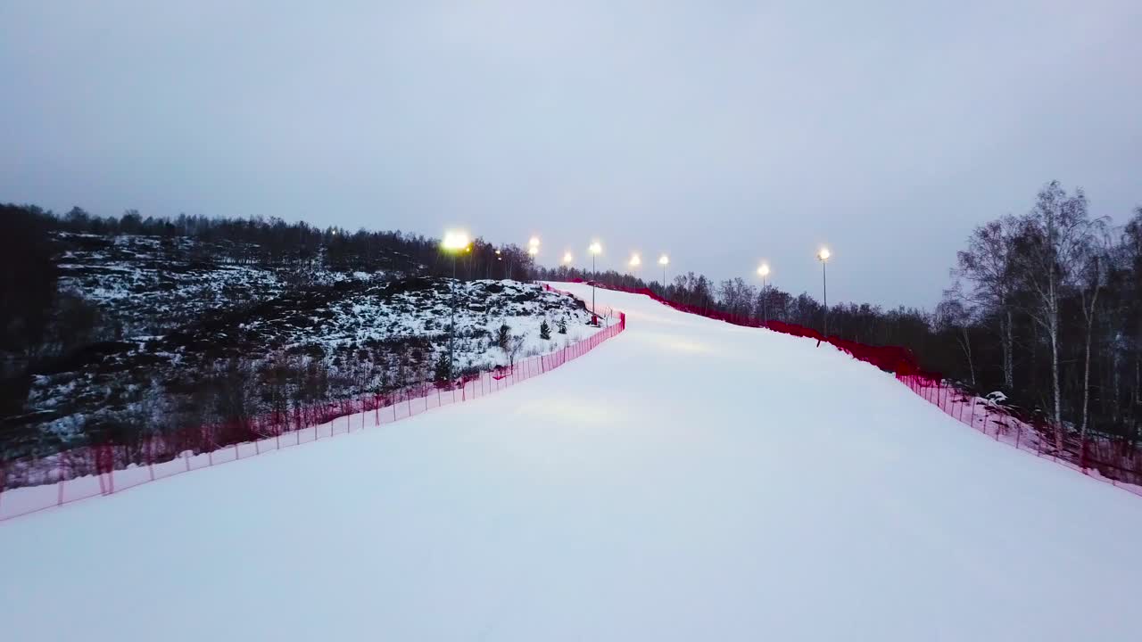 저녁 에 눈 인 스키 경사