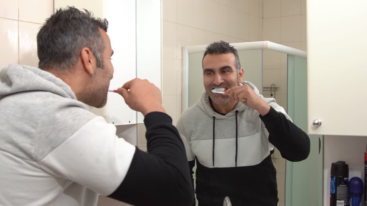 치아를  ⁇ 는 것.