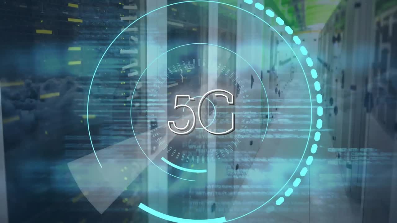 texto de 5g en escáner redondo y procesamiento de datos sobre una sala de servidores vacía contra nubes oscuras