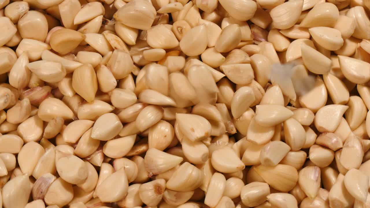 Pouring peeled garlic