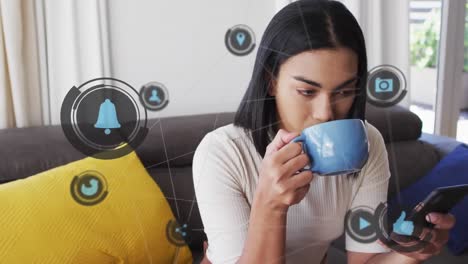 animación de iconos de redes sociales sobre mujeres biraciales que usan teléfonos inteligentes.