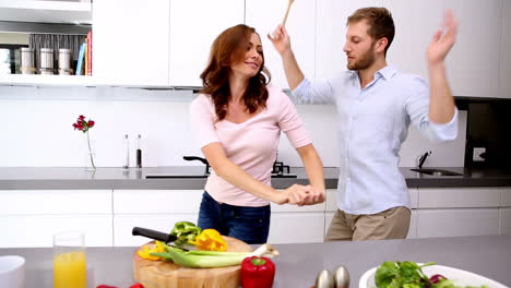 pareja bailando y actuando tonto en la cocina