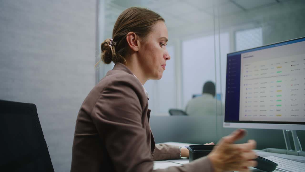 mujer trabajando en la computadora en la oficina